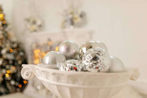 Bolas de prata natal em um pote branco — Fotografia de Stock