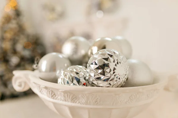 Bolas de prata natal em um pote branco — Fotografia de Stock