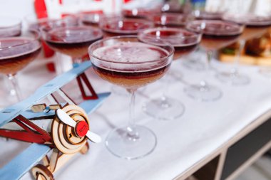 Tatilde bir bardak ekşi New York kokteyli yakın.