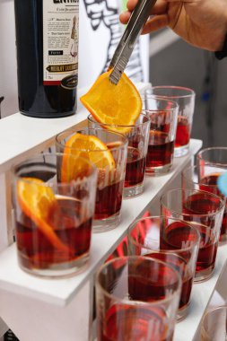 Barmen Negroni portakal kokteyli hazırlıyor. Bir bardak lezzetli portakal dilimli Negroni kokteyli..