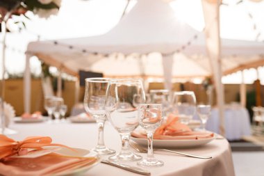 Şölende servis edilen bir masada şarap ve şampanya için bardaklar.