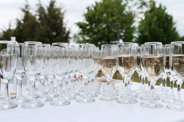 Elegante Glazen Met Champagne Staan Een Rij Het Bedienen Van — Stockfoto