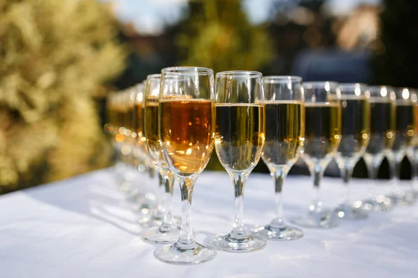 Parti Kutlama Sırasında Tablo Hizmet Üzerinde Üst Üste Duran Şampanya — Stok fotoğraf