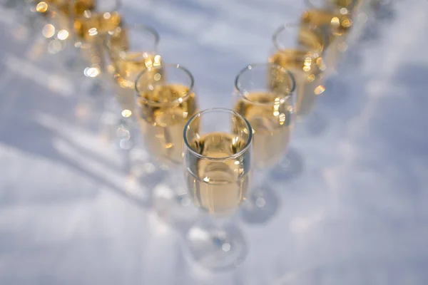 Eleganti Bicchieri Con Champagne Fila Sul Tavolo Servizio Durante Festa — Foto Stock