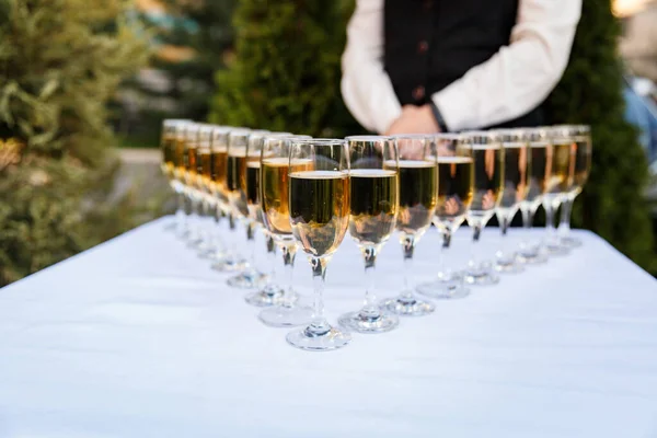 Cameriere Versa Champagne Occhiali Sulla Strada Catering Nuziale — Foto Stock