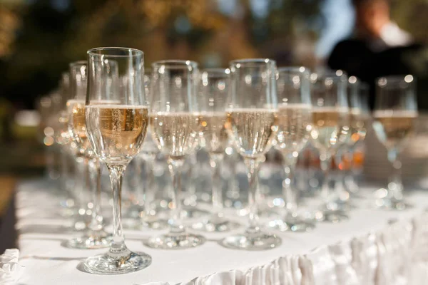 Bicchieri di champagne e spumante serviti in occasione di eventi di beneficenza, bevande alcoliche primo piano — Foto Stock
