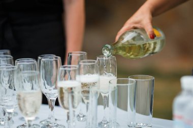 Şölende servis edilen bir masada şarap ve şampanya için bardaklar.