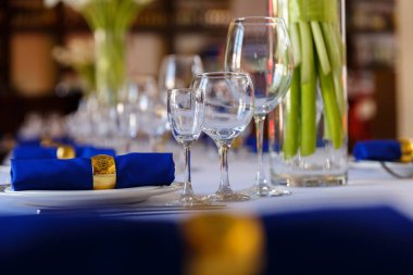 Şölende servis edilen bir masada şarap ve şampanya için bardaklar.