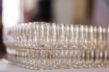 Açık büfe masada şarap ve şampanya için gözlük