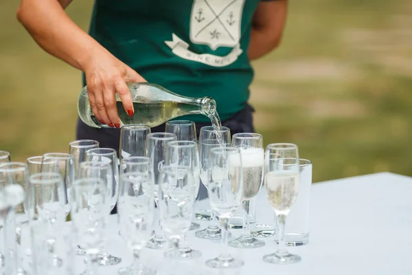 Szklanki do wina i szampana na serwowanym stole na bankiecie — Zdjęcie stockowe