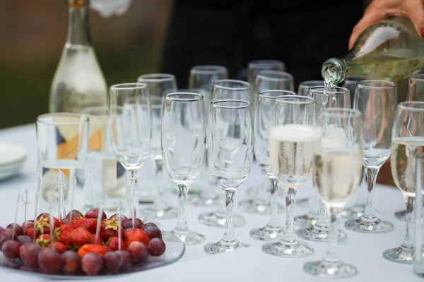 Şölende servis edilen bir masada şarap ve şampanya için bardaklar. — Stok fotoğraf