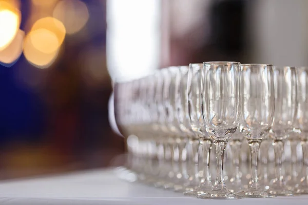 Açık büfe masada şarap ve şampanya için gözlük — Stok fotoğraf