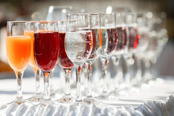 Bicchieri Con Succo Frutta Acqua Sul Tavolo Del Buffet — Foto Stock