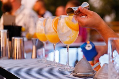 Buzlu ve portakal suyundan kokteyl yapma süreci.