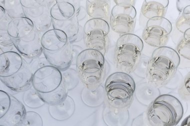 Parti ya da kutlama sırasında tablo hizmet üzerinde üst üste duran şampanya ile zarif gözlük