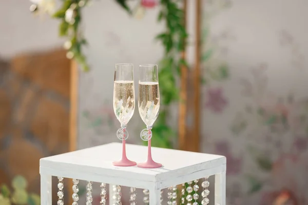 Gläser Mit Champagner Auf Dem Tisch Für Das Brautpaar Bei — Stockfoto