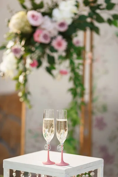 Gläser Mit Champagner Auf Dem Tisch Für Das Brautpaar Bei — Stockfoto