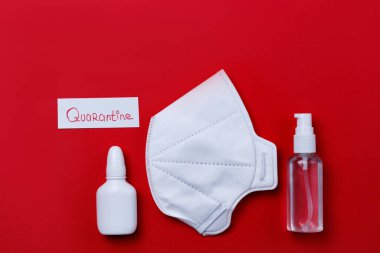 Coronavirus önleme tıbbi maskesi ve el hijyen için el dezenfektanı jeli..