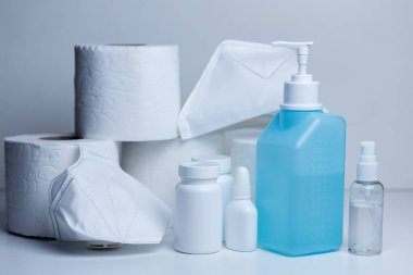 Corona virüsü salgını için raflardaki hastane malzemelerinde el dezenfektanı şişesi ve yüz maskeleri var. Coronavirus COVID-19 el hijyeni önleme.