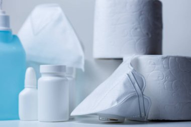 Haplar, tuvalet kâğıdı ve yüz maskeleri Corona virüsü salgını için raflardaki hastane malzemelerinde. Coronavirus COVID-19 el hijyeni önleme.