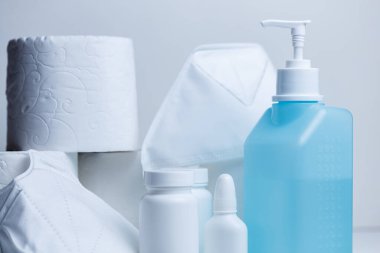 Corona virüsü salgını için raflardaki hastane malzemelerinde el dezenfektanı şişesi ve yüz maskeleri var. Coronavirus COVID-19 el hijyeni önleme.