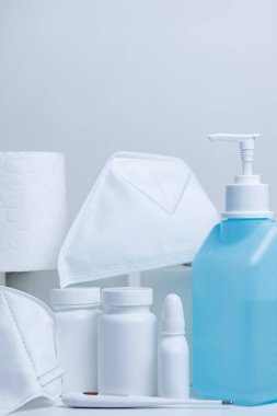 Corona virüsü salgını için raflardaki hastane malzemelerinde el dezenfektanı şişesi ve yüz maskeleri var. Coronavirus COVID-19 el hijyeni önleme.