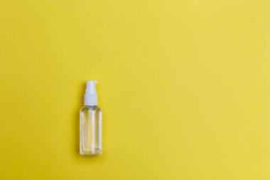 Plastik bir şişede antibakteriyel saydam el dezenfektanı jeli. Coronavirus (Covid-19) üst görünüm kavramını ölçer