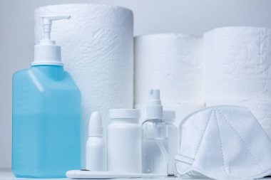 El dezenfektanı, haplar ve yüz maskeleri Corona virüsü salgını için raflardaki hastane malzemeleri. Coronavirus COVID-19 el hijyeni önleme.