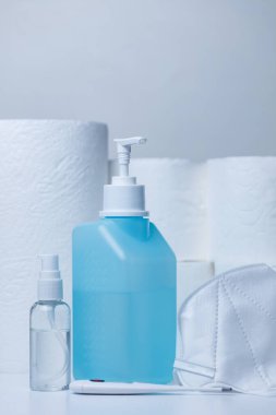 Corona virüsü salgını için hastane gereçlerinde termometre, tuvalet kağıdı ve yüz maskeleri var. Coronavirus COVID-19 el hijyeni önleme.