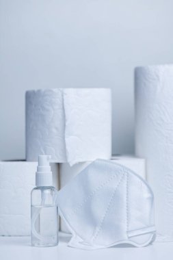 El dezenfektanı, tuvalet kağıdı ve yüz maskesi Corona virüsü salgını için hastane malzemeleri. Coronavirus COVID-19 el hijyeni önleme.
