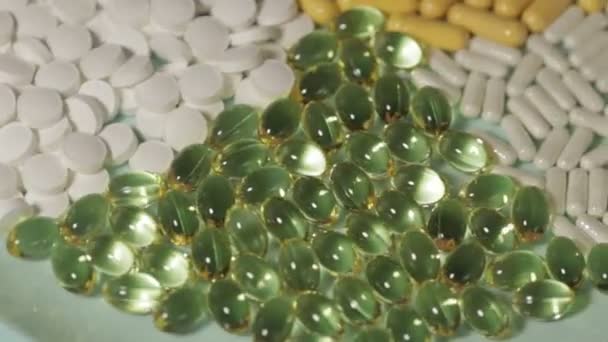 Top view of plate with various pills — Stock Video