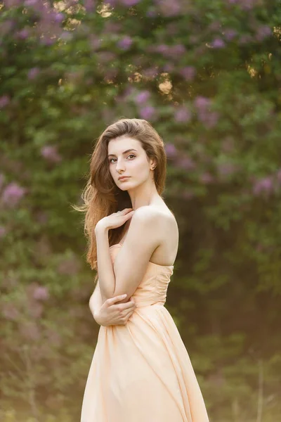 Romantyczny Portret Młodej Pięknej Dziewczyny Stojącej Wiosennym Ogrodzie Liliowym — Zdjęcie stockowe