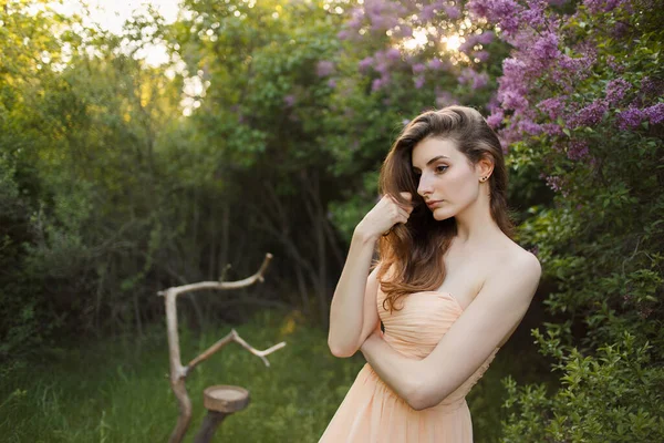 Menina Bonita Vestido Vintage Jardim Lilás Primavera — Fotografia de Stock