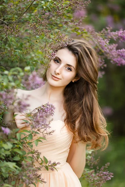 春天紫丁香花园里穿着古色古香衣服的漂亮姑娘 — 图库照片