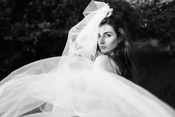Bahar Leylak Bahçesinde Duran Genç Güzel Kızın Romantik Siyah Beyaz — Stok fotoğraf