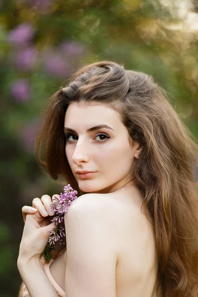 Retrato Romántico Una Joven Guapa Pie Jardín Lila Primavera — Foto de Stock