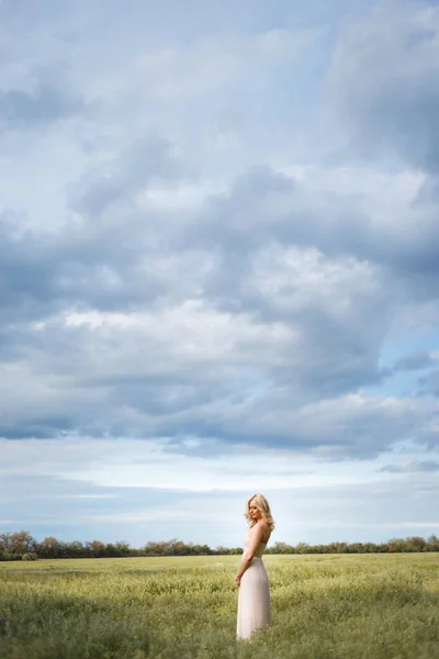 Женщина Платье Стоит Посреди Зеленого Поля Голубого Неба Облаками Жена — стоковое фото
