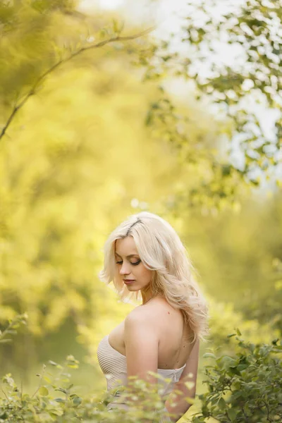 Молодая Блондинка Проводящая Время Снаружи Парке Фоне Зеленых Деревьев — стоковое фото