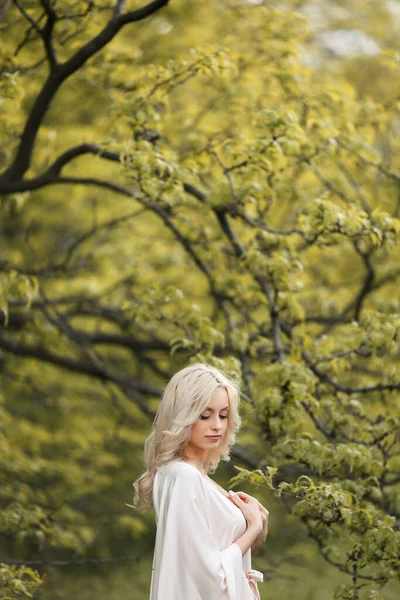 Çekici Genç Sarışın Kadın Arka Planda Yeşil Ağaçlarla Parkta Eğleniyor — Stok fotoğraf