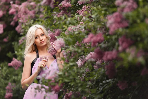 Beautiful Adult Woman Lilac Dress Flowering Lilac Garden Lilac Bloom — Stock Photo, Image