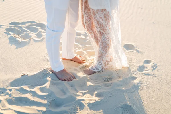 Gli Amanti Camminano Scalzi Sulla Sabbia Nel Deserto Bianco Amore — Foto Stock