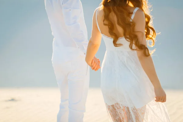 Szczęśliwa Para Chodząca Trzymając Się Ręce Białej Pustyni — Zdjęcie stockowe