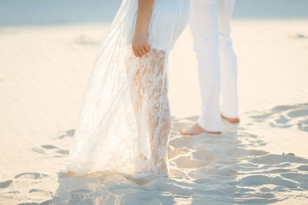 Amantes Caminham Descalços Areia Deserto Branco Amor Deserto Recém Casados — Fotografia de Stock