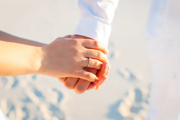 Mãos Recém Casados Noiva Noivo Segurando Suas Mãos Jovem Feliz — Fotografia de Stock
