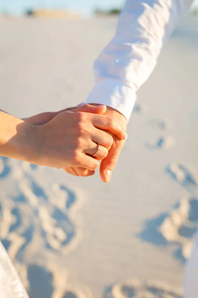 Manos Recién Nacidos Bride Groom Tendiendo Las Manos Joven Hombre — Foto de Stock