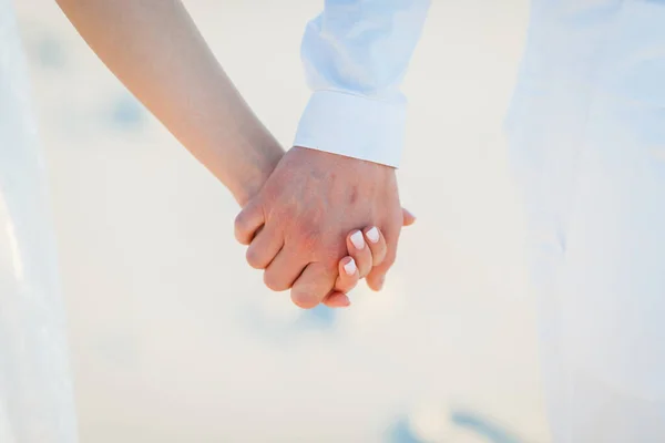 Feliz Casal Segurando Mãos Branco Deserto — Fotografia de Stock