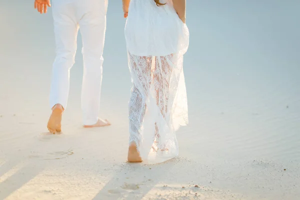 Gli Amanti Camminano Scalzi Sulla Sabbia Nel Deserto Bianco Amore — Foto Stock