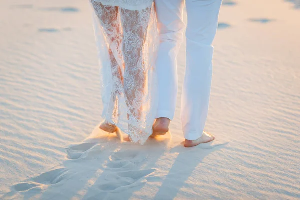 Amantes Caminham Descalços Areia Deserto Branco Amor Deserto Recém Casados — Fotografia de Stock