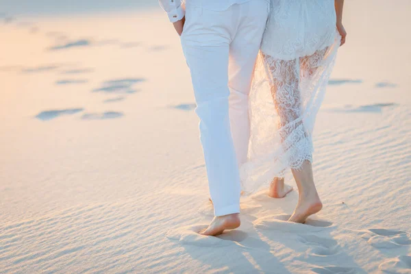 Gli Amanti Camminano Scalzi Sulla Sabbia Nel Deserto Bianco Amore — Foto Stock