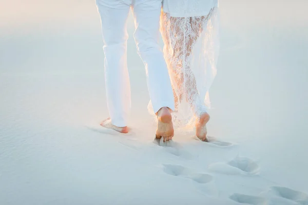 Les Amoureux Marchent Pieds Nus Sur Sable Dans Désert Blanc — Photo